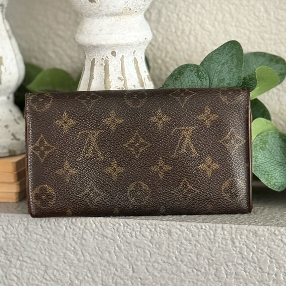 - Louis Vuitton, authentic Sarah monogram vintage wallet - Picture 3 of 17
